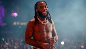 Read more about the article Burna Boy gifts Hypeman N1 million cash at popular Lagos Club