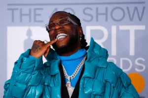 Read more about the article Burna Boy becomes first African artiste to receive plaque for 2 billion streams in UK